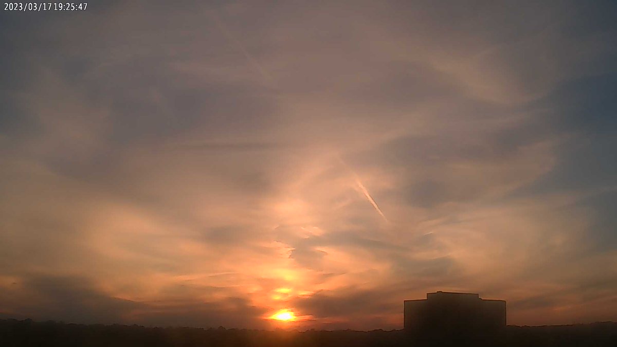 UTDallasWeather's tweet photo. University of Texas at Dallas at sunset and it's 50.4 F. #dfwwx #CometReady https://t.co/LA3zAyZCg6