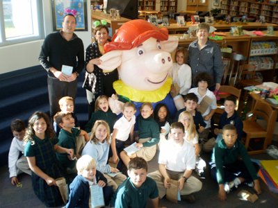 The infamous Hamlet The Pig chaperoning me while I visited the Loudoun Country Day School in Leesburg, VA several years ago.  Cant wait to visit another school to show both kids and educator alike how much fun and interactive reading can be!
#readingisfun #childrensbooks
