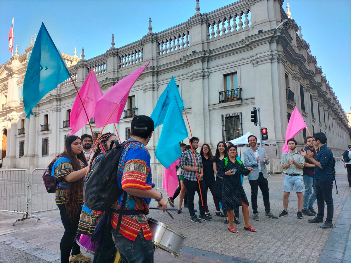 RodRettig's tweet photo. Hoy con mis compañer@s de @Liberales_Chile haciendo sentir 🥁🎶el liberalismo igualitario en el centro de Santiago.

#CambiosResponsables
#OtroRettigparaReconciliar https://t.co/Tvv3WBy1P3