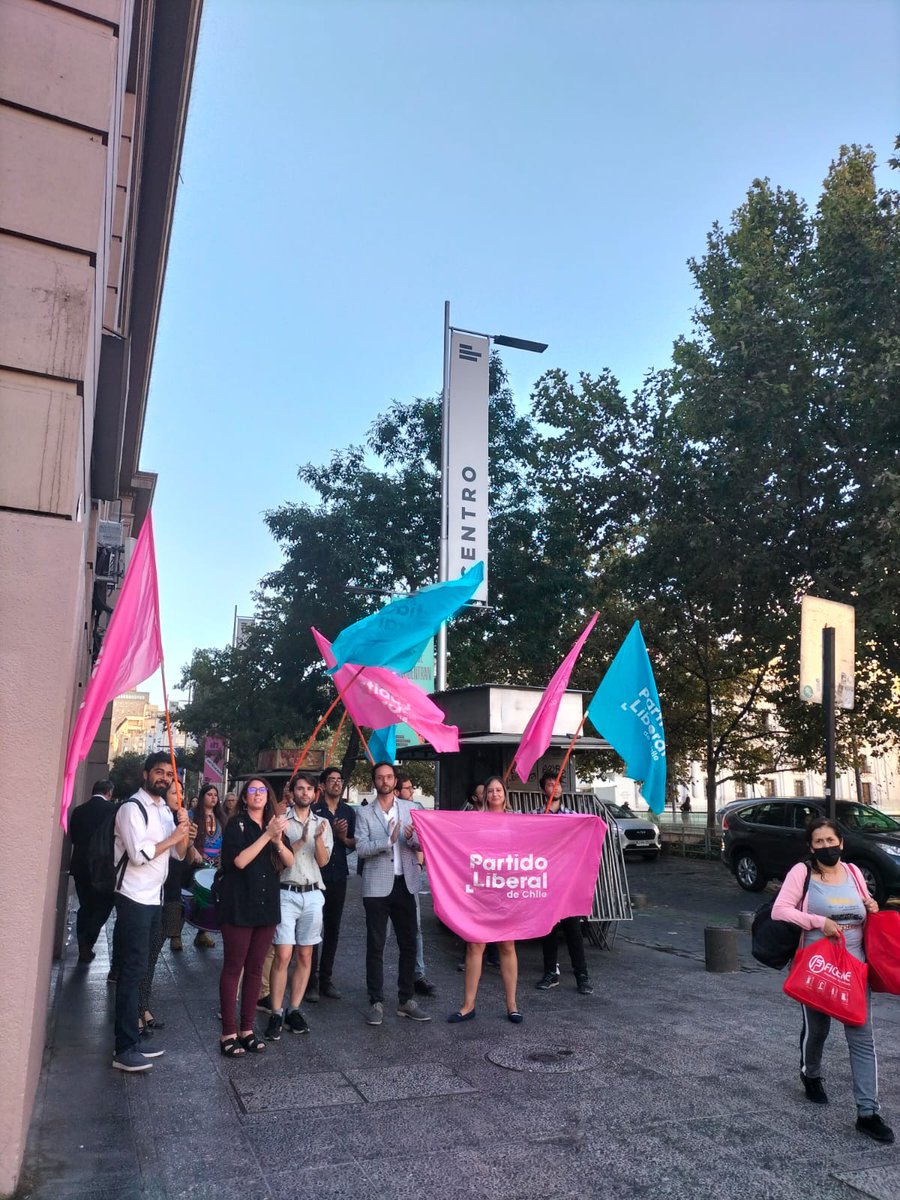 RodRettig's tweet photo. Hoy con mis compañer@s de @Liberales_Chile haciendo sentir 🥁🎶el liberalismo igualitario en el centro de Santiago.

#CambiosResponsables
#OtroRettigparaReconciliar https://t.co/Tvv3WBy1P3