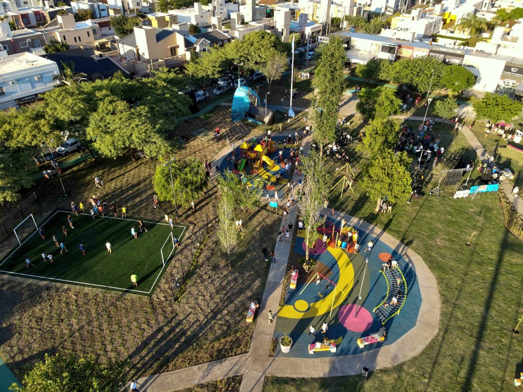 MartinLlaryora's tweet photo. Nada de esto hubiese sido posible sin el apoyo y el empuje del #CentroVecinal. Confiaron en el proyecto de una obra que hoy es realidad. Las plazas tienen que ser de calidad, ya sea que estén en el centro o en los barrios. ¡Me alegra que los vecinos se apropien de su espacio! https://t.co/YoSCUoKbVm