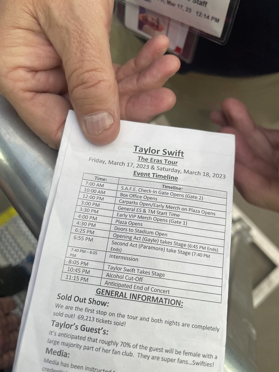 LaPuercaylor's tweet image. El set de Taylor Swift tendría una duración de 3 horas! 

Gayle (20 minutos)
Paramore (1 hora)
Y Taylor Swift 3 HORAS SIN DESCANSO! 

#GlendaleTSTheErasTour