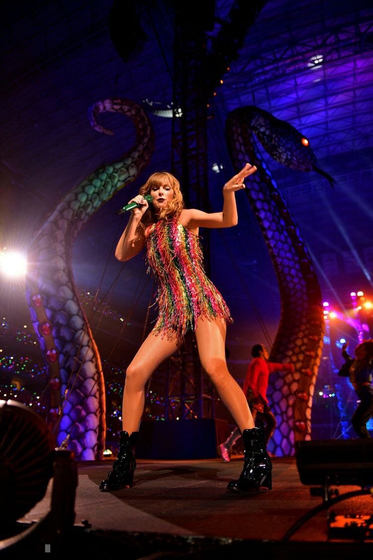 LaPuercaylor's tweet image. El set de Taylor Swift tendría una duración de 3 horas! 

Gayle (20 minutos)
Paramore (1 hora)
Y Taylor Swift 3 HORAS SIN DESCANSO! 

#GlendaleTSTheErasTour