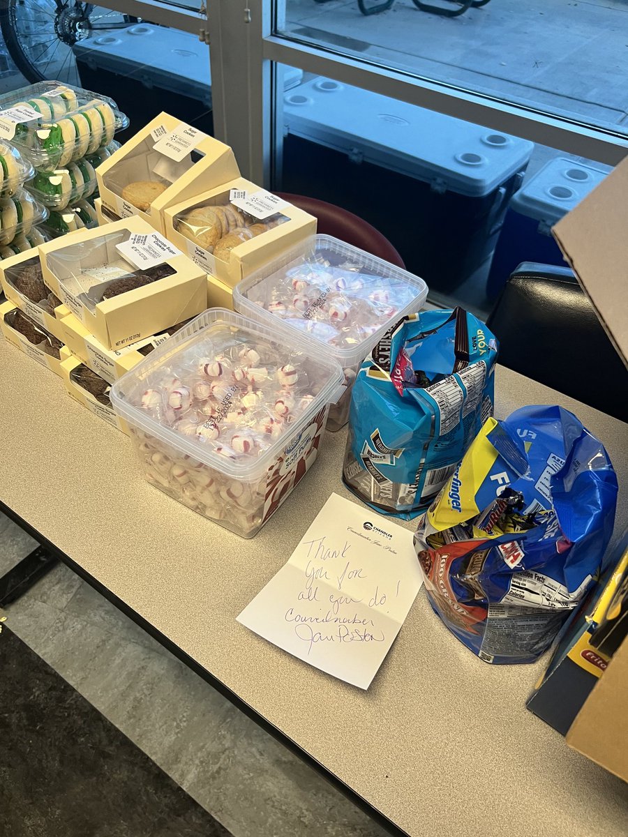 Our Chandler officers came to the @ostrichfestival and found surprise treats and snacks from Council Member @JanePoston! Thank you!🎉