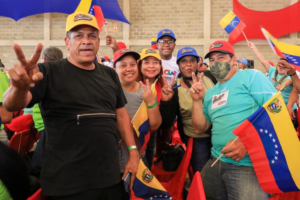 NicolasMaduro's tweet photo. 7 años de los CLAP y lo celebramos por todo lo alto, mostrando todo el trabajo productivo que venimos haciendo con amor y compromiso. Hoy el 95 % de los productos de los CLAP son hechos en Venezuela. Un plan cristiano y desde nuestro corazón ¡El milagro se hizo posible! https://t.co/545HsIF5zg