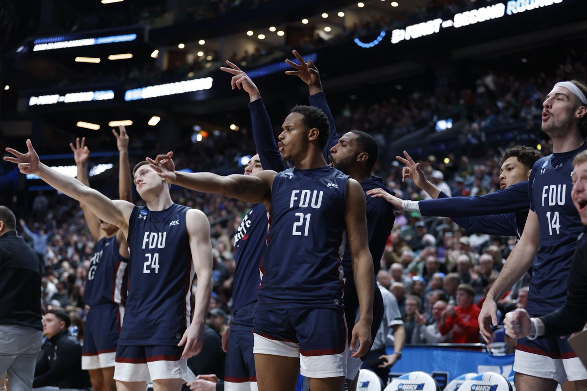 SaycheeseDGTL's tweet image. 😳 16th seed FDU, the shortest team in the nation! Just beat the #1 seed Purdue with the tallest player in the nation! People said it would be impossible for FDU to beat Purdue!