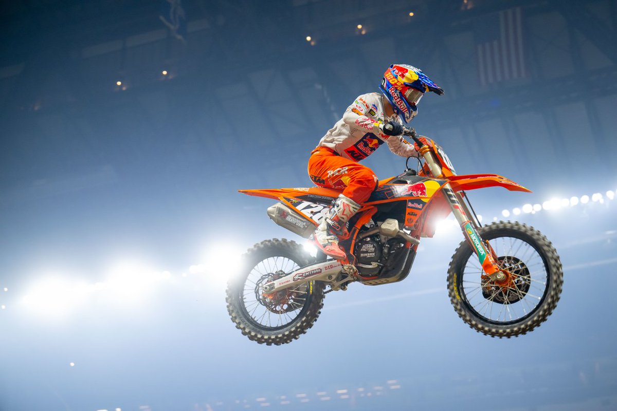 Sun_ENT's tweet photo. Tom Vialle refused to give up and secured an eighth-place finish in the 250SX East main event in Indianapolis on his 2023 KTM 250 SX-F. https://t.co/assYq8MEt8
