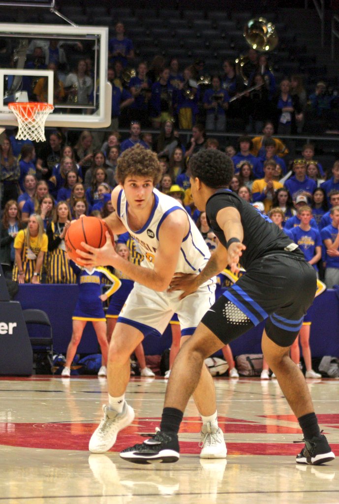 Fish_Report's tweet photo. Halftime of the D-IV State Semis and it's Richmond Heights 27 Russia 25. https://t.co/EgTuYKZE6U