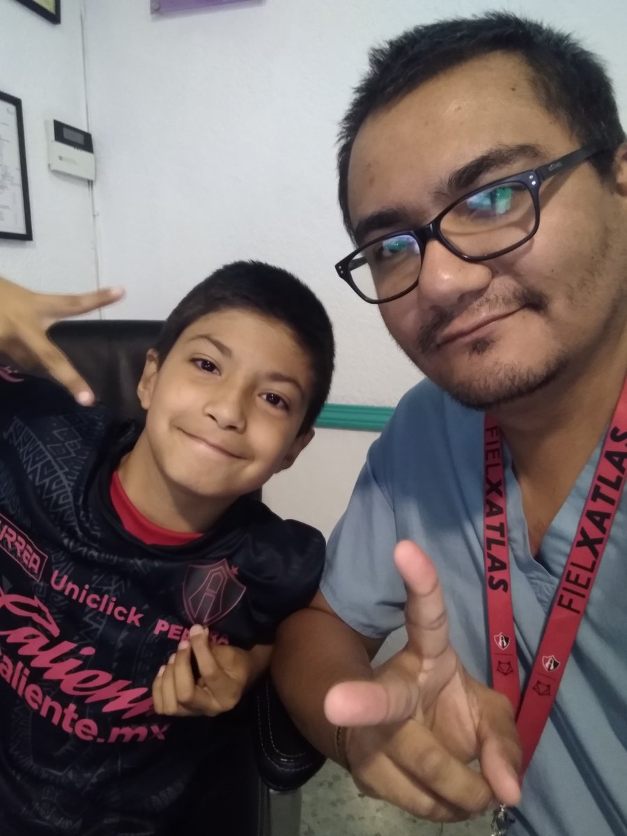 VANKILLER's tweet photo. Un ojo en el trabajo y el otro en el @atlasfc 

#AtlasFc #ViernesBotanero https://t.co/qQ3H5Bye0J
