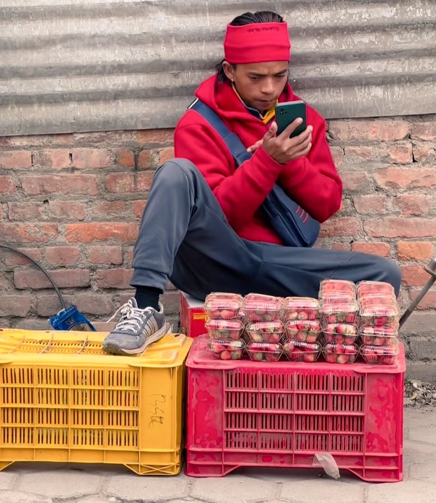 तिम्रो हाट बजारमा
एक नाङ्लो सपना बेच्न राखेर
ढुकिरहेछन एक बथान भाग्यहरु
जस्ले किन्नेछन् मेरा सपनाहरू 😊