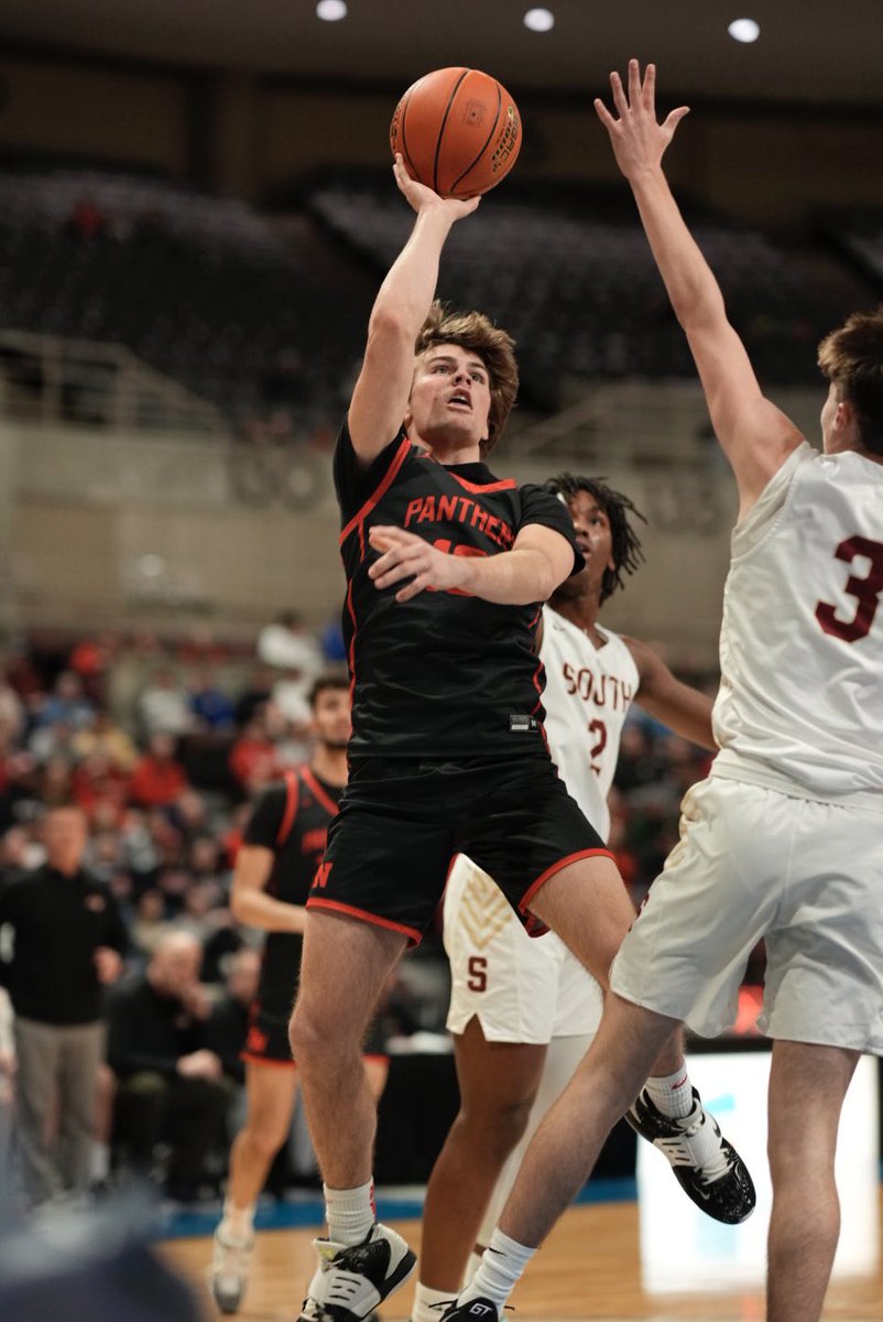 Panthers up by one at the half.  @LNHoopsOx <a href="/LNHS_Panthers/">Lakeville North High School</a>