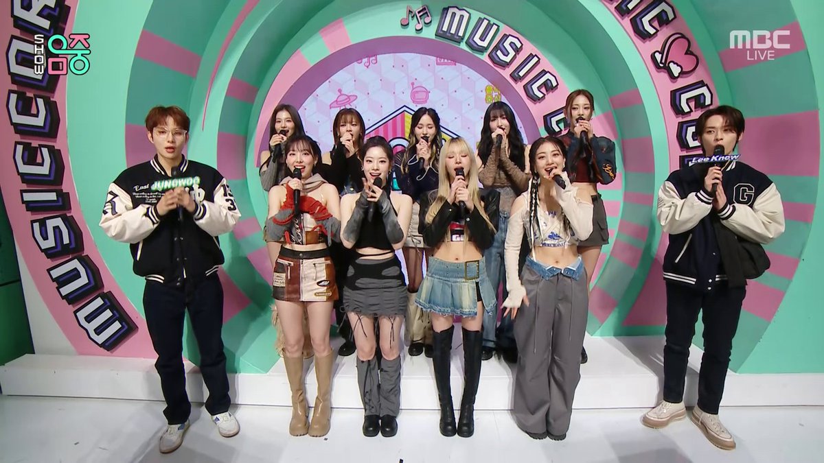 230318 TWICE Interview @ Music Core

#TWICE #트와이스 #READYTOBE