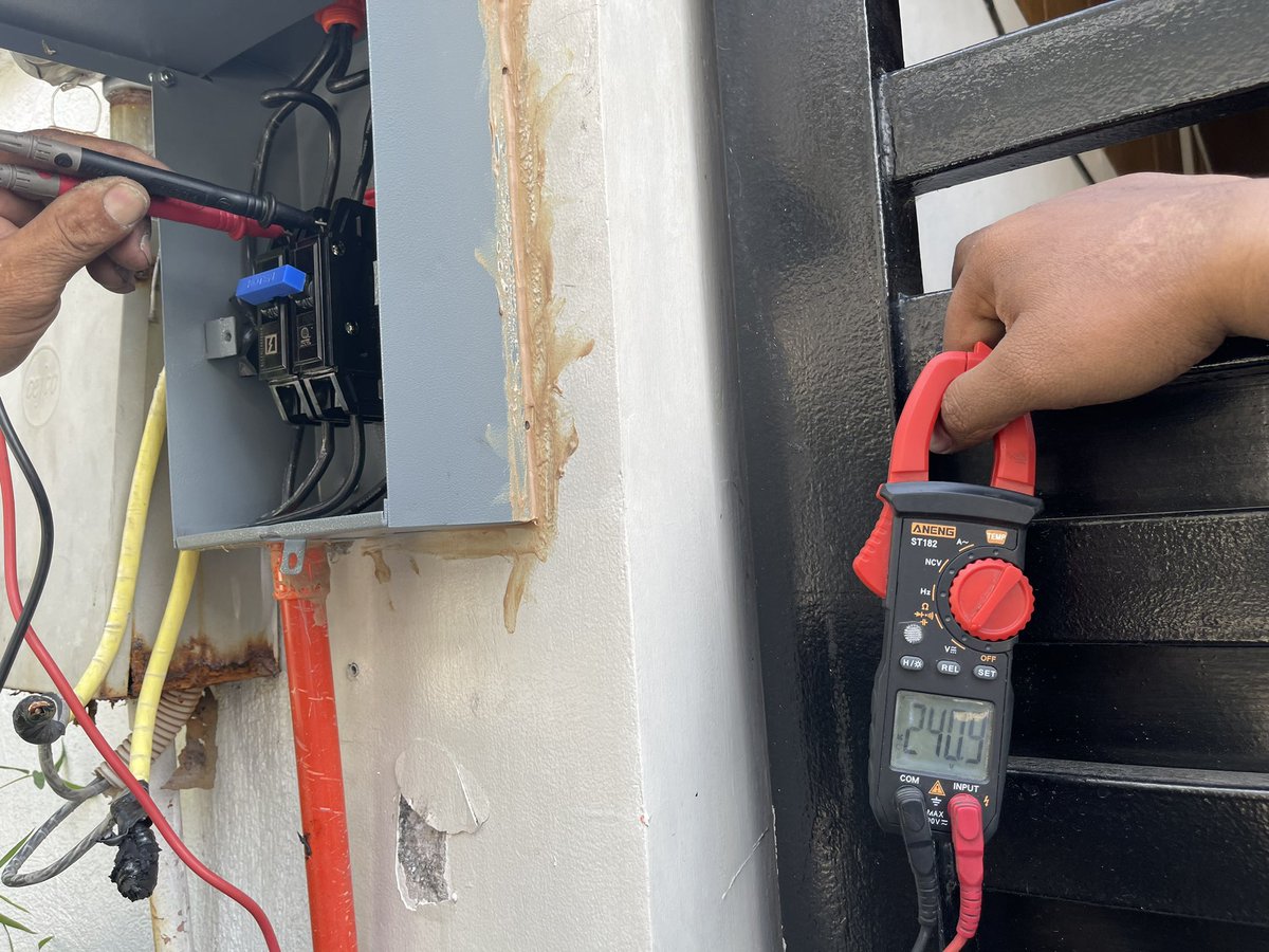 rmlt888's tweet photo. @meralco too much voltage coming inside my house and a next door neighbor from your transformer.  Kaya pala isa isa bumibigay appliances ko. Ikaw pala salarin @meralco #dangerhighvoltage #highvoltage https://t.co/2h9jHeG4zS