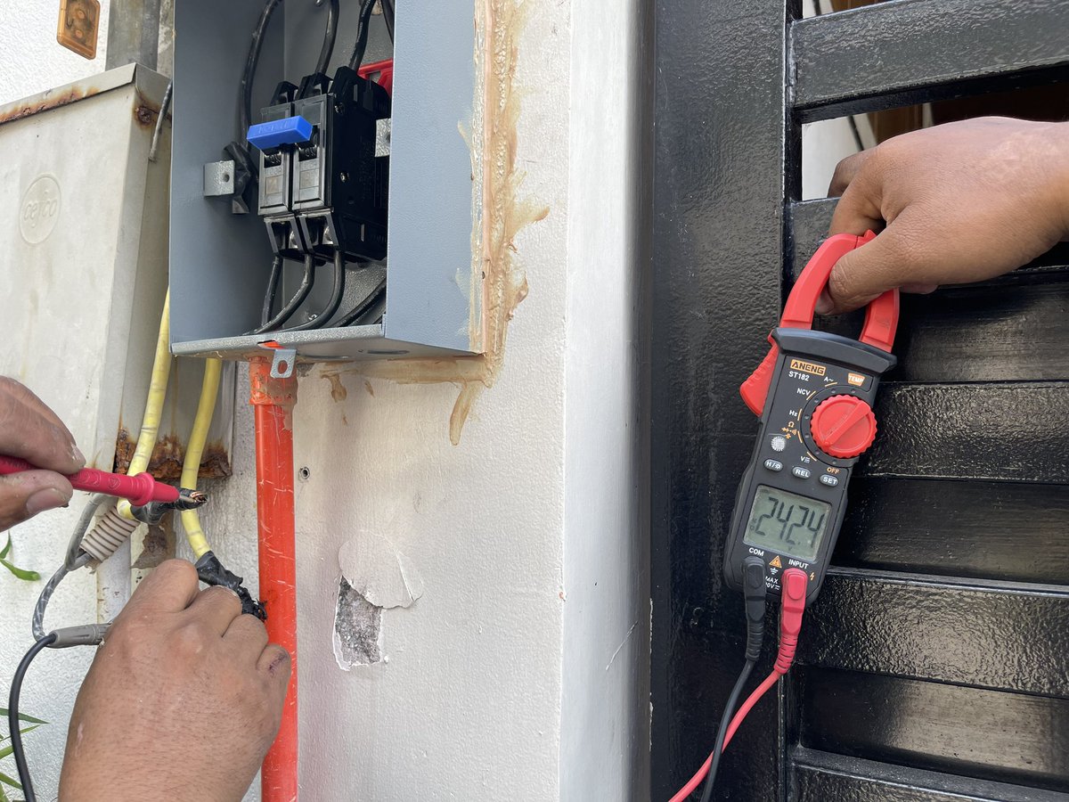 rmlt888's tweet photo. @meralco too much voltage coming inside my house and a next door neighbor from your transformer.  Kaya pala isa isa bumibigay appliances ko. Ikaw pala salarin @meralco #dangerhighvoltage #highvoltage https://t.co/2h9jHeG4zS