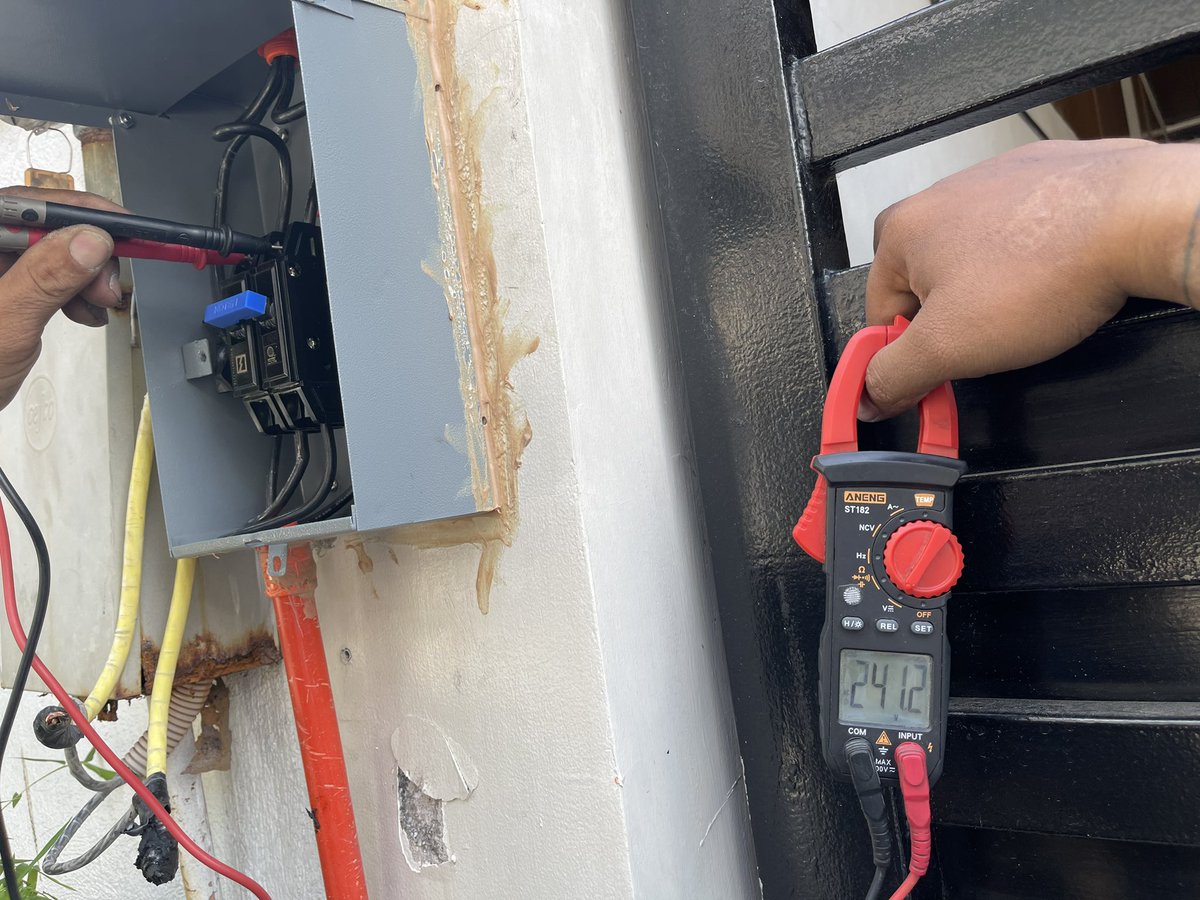 rmlt888's tweet photo. @meralco too much voltage coming inside my house and a next door neighbor from your transformer.  Kaya pala isa isa bumibigay appliances ko. Ikaw pala salarin @meralco #dangerhighvoltage #highvoltage https://t.co/2h9jHeG4zS