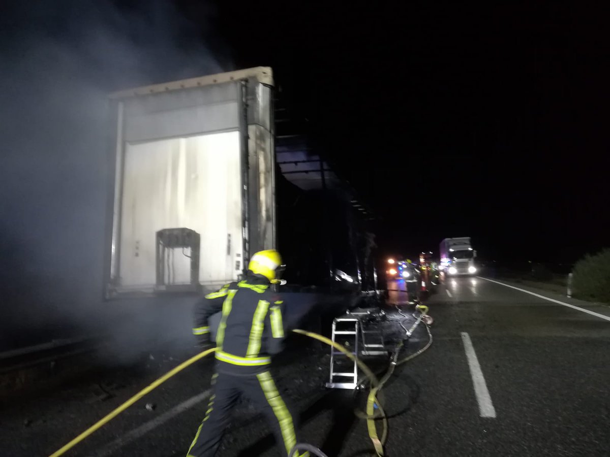 17/03/23.-Inicio 23:42h Incendio camión en la A-3 pkm 241 #Minglanilla <a href="/cuenca112/">CUENCA</a> <a href="/DipuCuenca/">Diputación de Cuenca</a> parque de #Motilla. Fin 07:18h