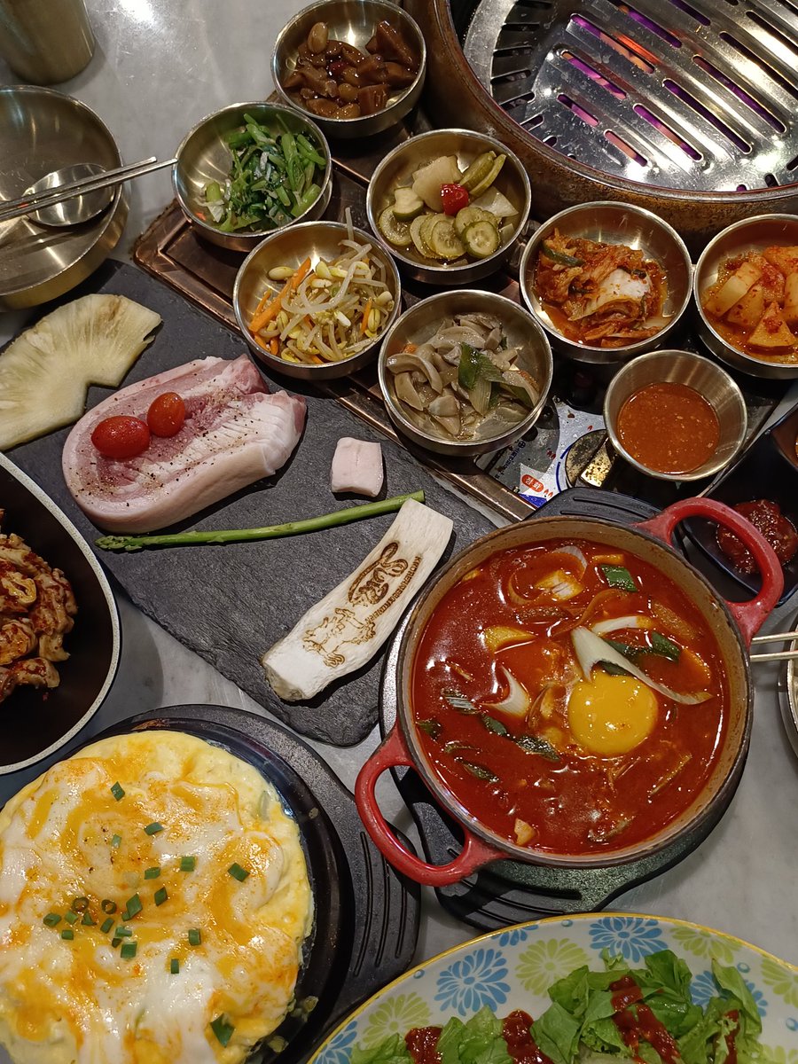 wassa_dew's tweet photo. ปิ้งย่างเกาหลีขนาดแท้ อร่อยจนโลกลืม!! 
นี่สั่งเซ็ท Friends Set กินกัน 2 คน อิ่มจนหายใจไม่ออก เครื่องเคียงเลิศทุกอย่าง พลาดไม่ได้ ต้องมา!!!!?
📍Sura Korean BBQ (สุขุมวิท 39) https://t.co/8mZze2bP3e