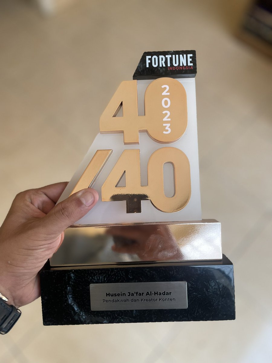 Alhamdulillah! Berkat para Pemuda Tersesat & penyimak dakwah saya, kemarin menerima Penghargaan “40 Under 40” Versi Majalah Fortune. Ini untuk Ayah-Ibu & Keluarga, Para Guru, serta kalian semua yg tersesat. || Terima kasih @FortuneMagazine. 🙏
