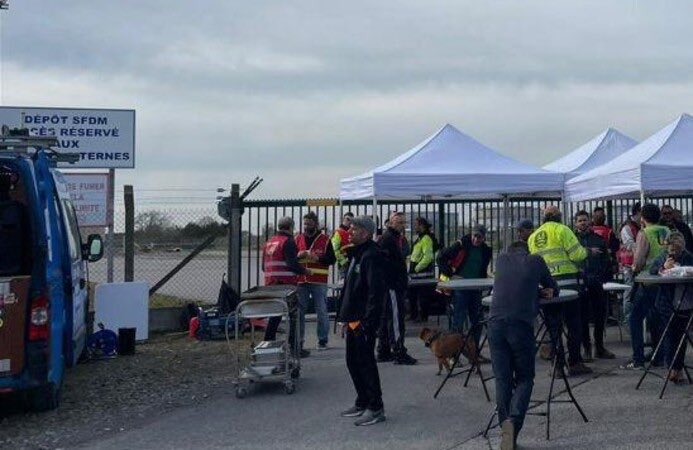 CalochChristian's tweet photo. Cet après midi quand le beau temps sera revenu sur #SaintNazaire, une visite aux militants qui bloquent la #SFDM à Donges s’impose ! N’hésitez pas à venir leur apporter votre soutien !
Tapez SFDM à Donges sur votre navigateur !
#64AnsCestToujoursNon https://t.co/BNLtDYTIeL