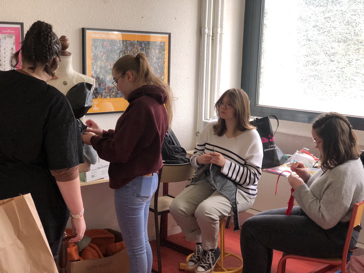 stssauthie's tweet photo. Les élèves (issus de # filières) investis dans le projet Triathlon de la Mode Ethique se sont réunis hier matin. Ils ont ainsi pu avancer sur leurs parures (confectionnées à partir d’articles, de sport usagés).
@AmiensEdd @AcAmiens 

#triathlondelamodeethique #recyclagetextile https://t.co/6MCyHOJoS5