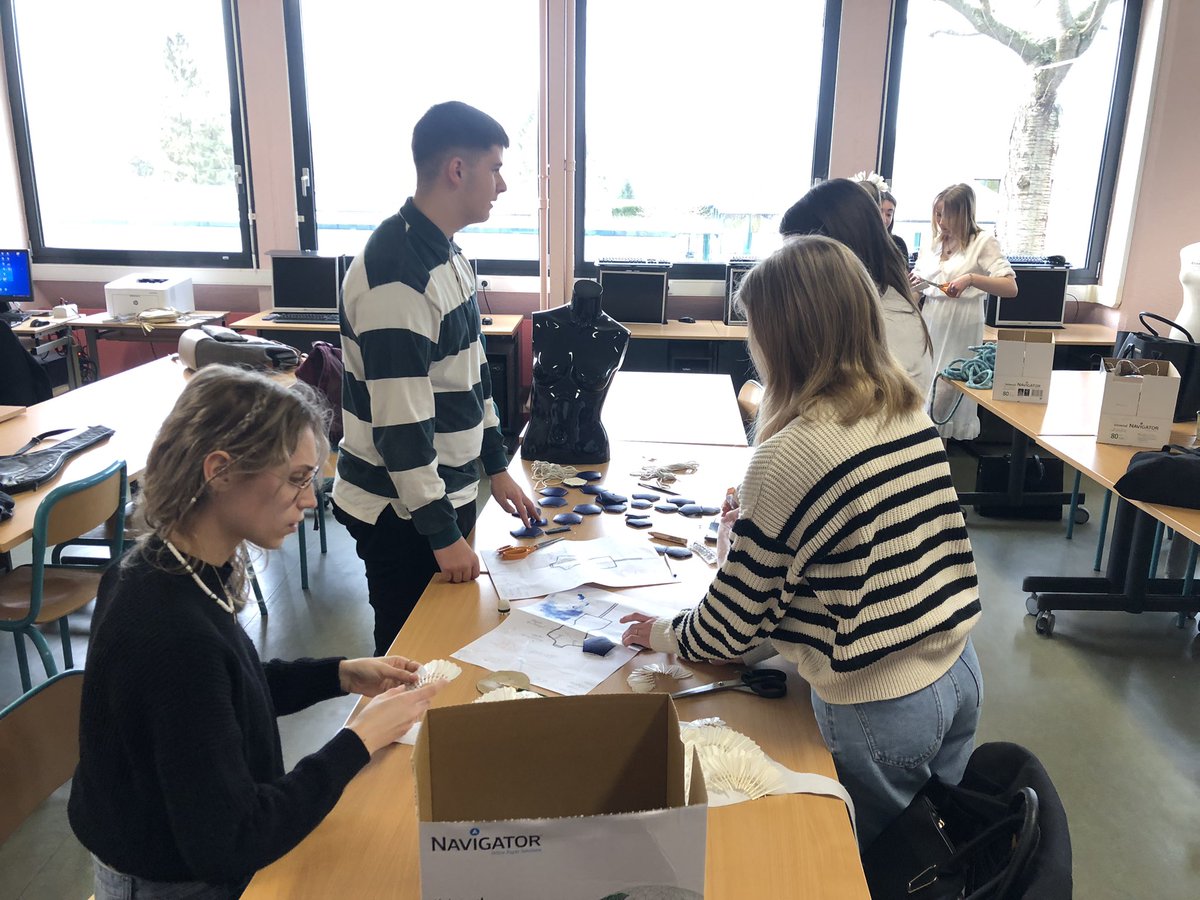 stssauthie's tweet photo. Les élèves (issus de # filières) investis dans le projet Triathlon de la Mode Ethique se sont réunis hier matin. Ils ont ainsi pu avancer sur leurs parures (confectionnées à partir d’articles, de sport usagés).
@AmiensEdd @AcAmiens 

#triathlondelamodeethique #recyclagetextile https://t.co/6MCyHOJoS5