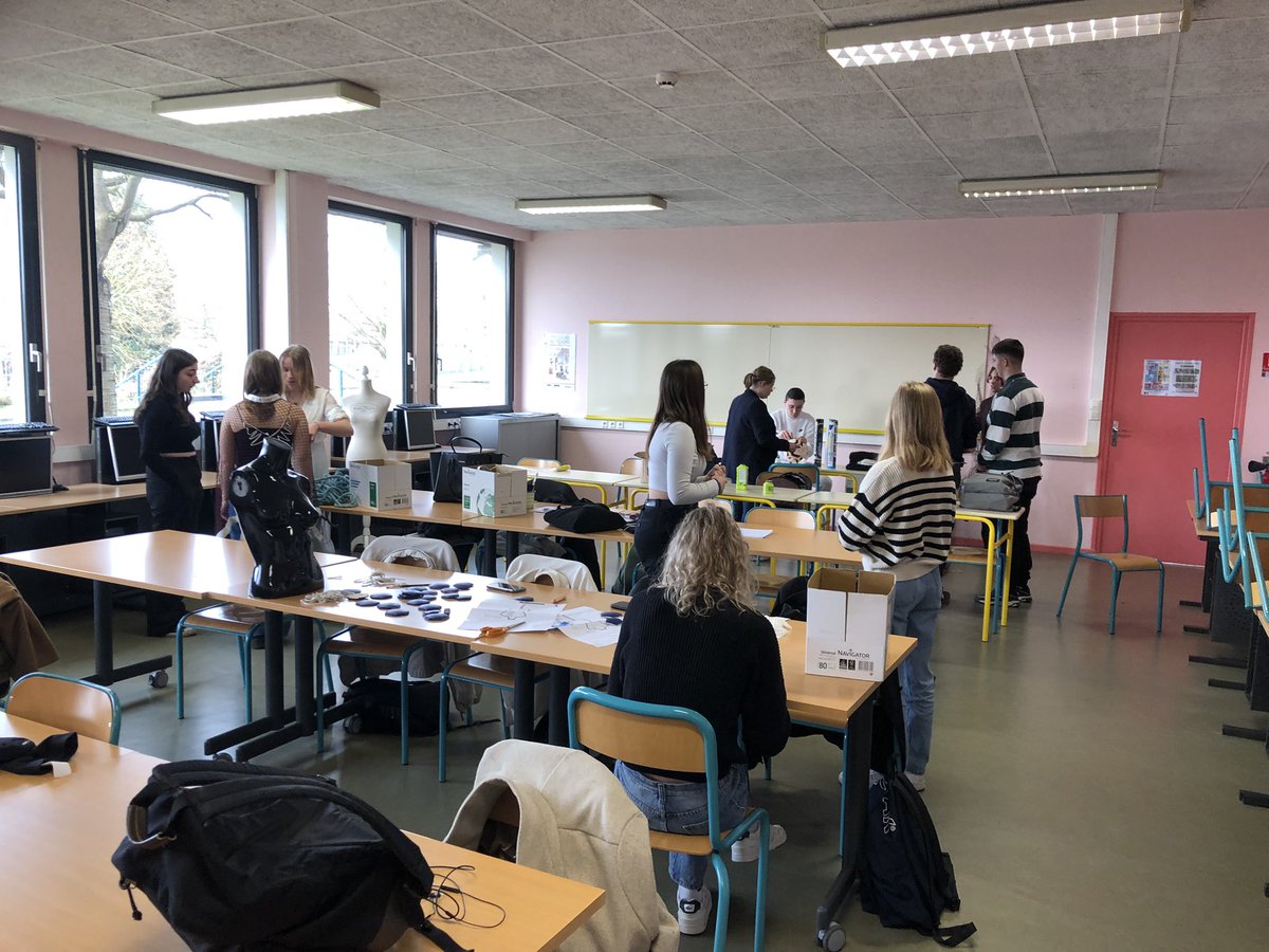 stssauthie's tweet photo. Les élèves (issus de # filières) investis dans le projet Triathlon de la Mode Ethique se sont réunis hier matin. Ils ont ainsi pu avancer sur leurs parures (confectionnées à partir d’articles, de sport usagés).
@AmiensEdd @AcAmiens 

#triathlondelamodeethique #recyclagetextile https://t.co/6MCyHOJoS5