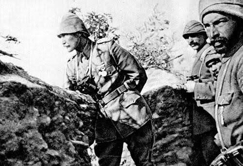 galipuyar's tweet photo. Çanakkale bu fotoğraf ile özdeşleşmiştir bende. Anafartalar kahramanı Mustafa Kemal ve askerlerinin dünya tarihini değiştiren zaferi Türk’ün dünyaya başkaldırdığı Zafer. Ruhunuz şad olsun. Çanakkale geçilmez https://t.co/xSgaJXkYZd