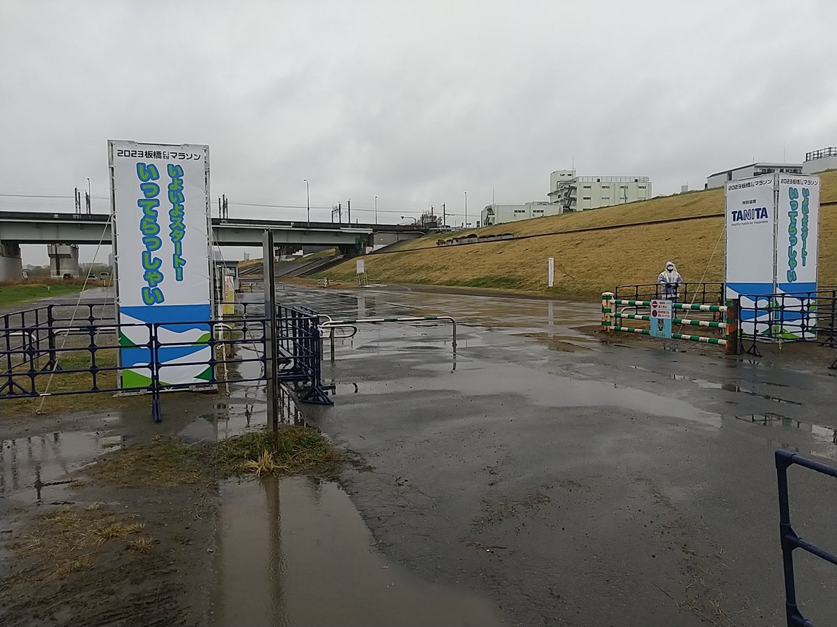 Ita_city_run's tweet photo. 🚩いよいよ明日開催🏃🏃‍♂️
本日はあいにくの天気ですが☔️
当日は晴れの予報です☀️
ランナーの皆様が快適に参加いただけるよう、雨が止みましたらバキュームカーで雨水処理を徹底的に行います　🚜明日の快晴を信じて、この場所で4年ぶりにお会いしましょう🏅 https://t.co/OlkRgzm5vb