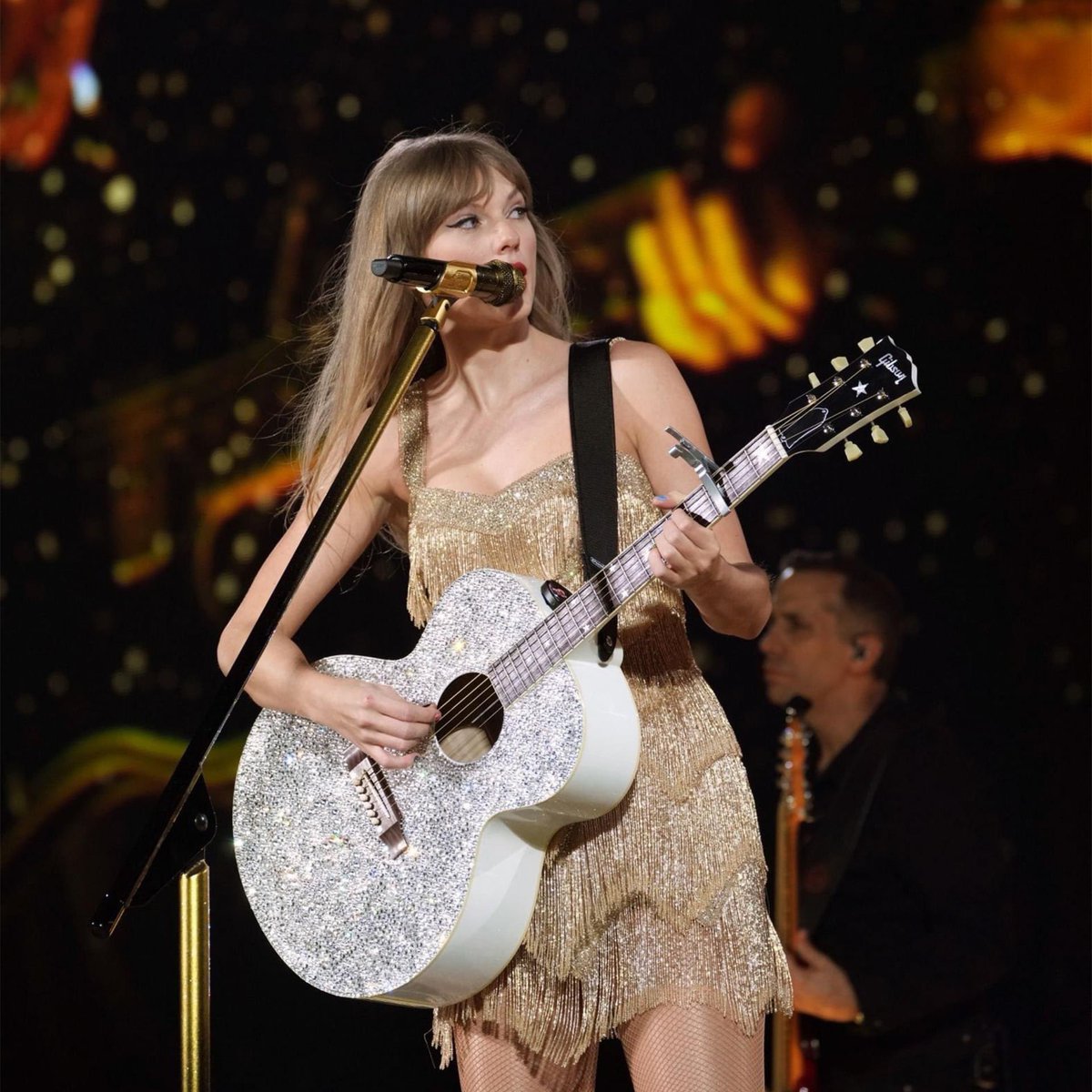 ภาพรวมสำหรับ The Eras Tour 
✅ Setlist 44 เพลง 
✅ เปิดด้วยเพลง Miss Americana &amp;..
✅ ปิดด้วยเพลง Karma
✅ มีเซอร์ไพรส์เพลงเวอร์ชั่น acoutic ทุกวันที่เเสดง 
✅ เเสดงยาวกว่า 3 ชั่วโมง 
✅ Taylor Swift ไม่มีเบรคเลย 

คุ้มค่าสมการรอคอยมาก 😍🎉