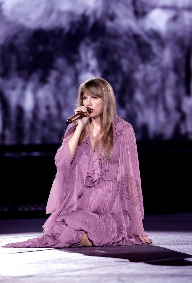 ThaiTaylorSwift's tweet photo. ภาพรวมสำหรับ The Eras Tour 
✅ Setlist 44 เพลง 
✅ เปิดด้วยเพลง Miss Americana &amp;..
✅ ปิดด้วยเพลง Karma
✅ มีเซอร์ไพรส์เพลงเวอร์ชั่น acoutic ทุกวันที่เเสดง 
✅ เเสดงยาวกว่า 3 ชั่วโมง 
✅ Taylor Swift ไม่มีเบรคเลย 

คุ้มค่าสมการรอคอยมาก 😍🎉 https://t.co/q27xxxFcpl