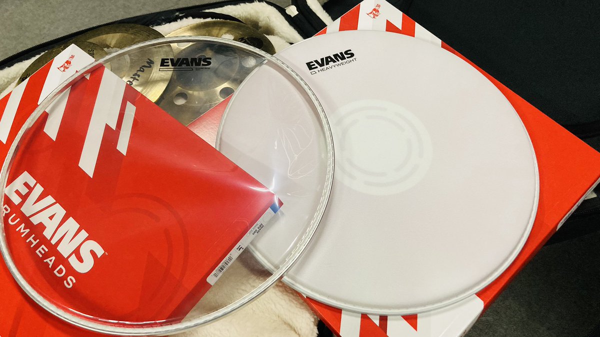 本日はSakaeのベルブロンズに
EVANS Heavy Weight 2ply+Dotの中々火力全開なヘッドに交換です！🔥🔥
裏側のヘッドも合わせて交換！！🥁✨