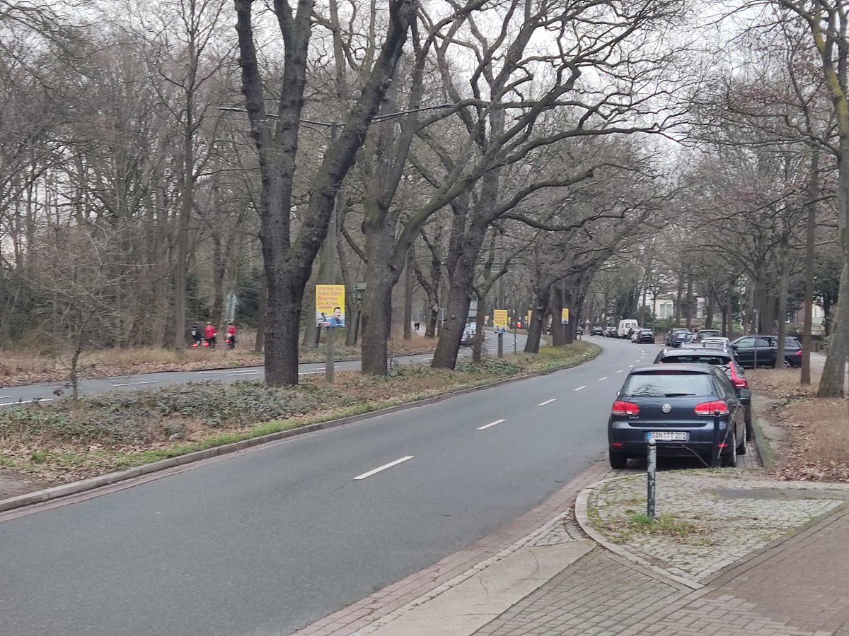 Wer sich im Wahlkampf an die Regel hält (feste Zeiten ab denen plakatiert werden darf) hat in Bremen das Nachsehen. Obwohl erst ab heute Mittag Plakate gehängt werden dürfen, hängt <a href="/FDPBremen/">FDP Bremen</a> morgens um 7 Uhr illegal alles voll. 1/2