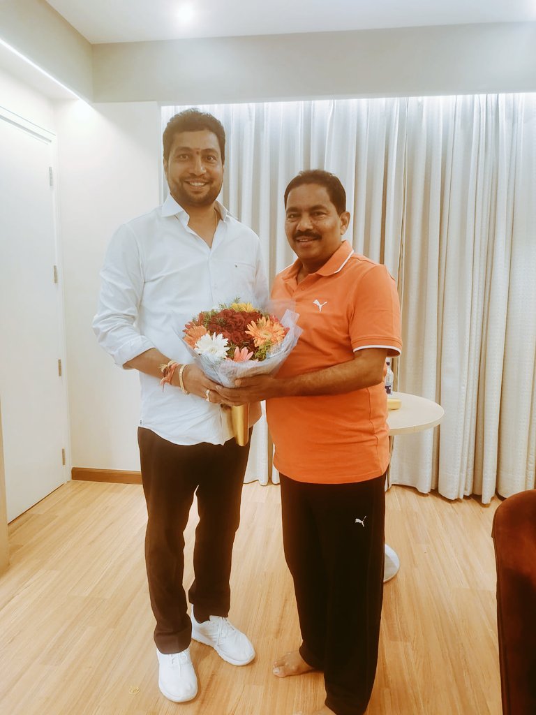srinivas_kavuru's tweet photo. ఈరోజు విజయవాడ లో జిల్లా ఇంఛార్జి మంత్రి మరియు రవాణా శాఖ మంత్రి వర్యులు శ్రీ పినిపే విశ్వరూప్ గారిని వారి నివాసంలో నూతనంగా ఎమ్మెల్సీ గా ఎన్నికైన సందర్భంగా  పుష్పగుచ్ఛం అందజేసి మర్యాద పూర్వకంగా కలవడం జరిగింది. https://t.co/7dWOcOjIJB