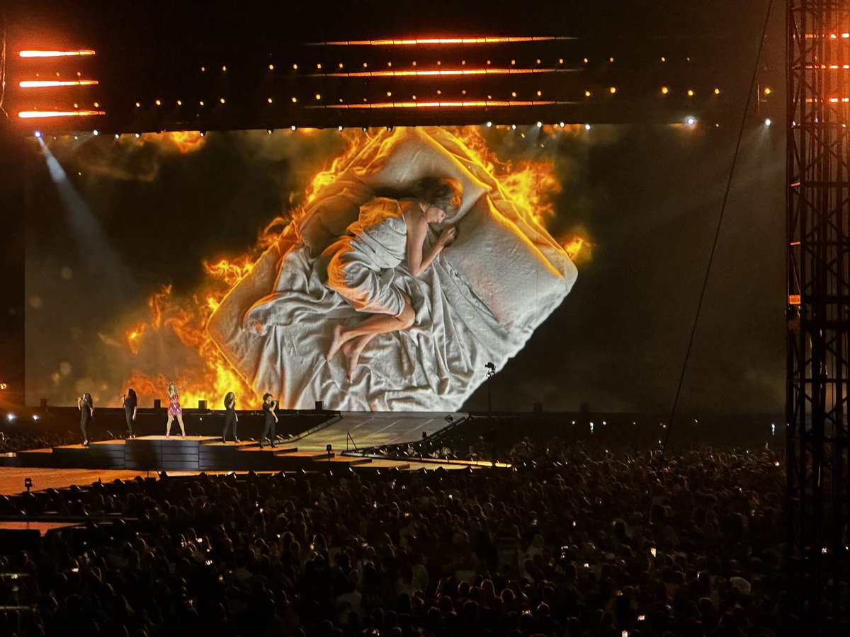 TheSwiftSociety's tweet photo. 📷| "The Eras Tour" visuals https://t.co/xD1XRl6qER