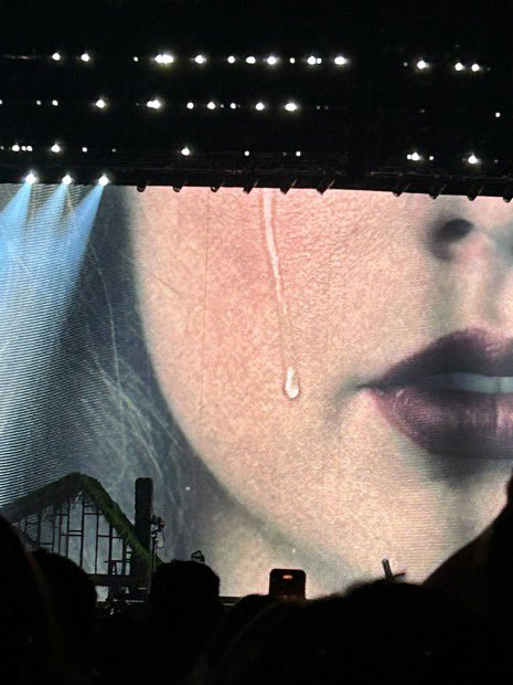 TheSwiftSociety's tweet photo. 📷| "The Eras Tour" visuals https://t.co/xD1XRl6qER