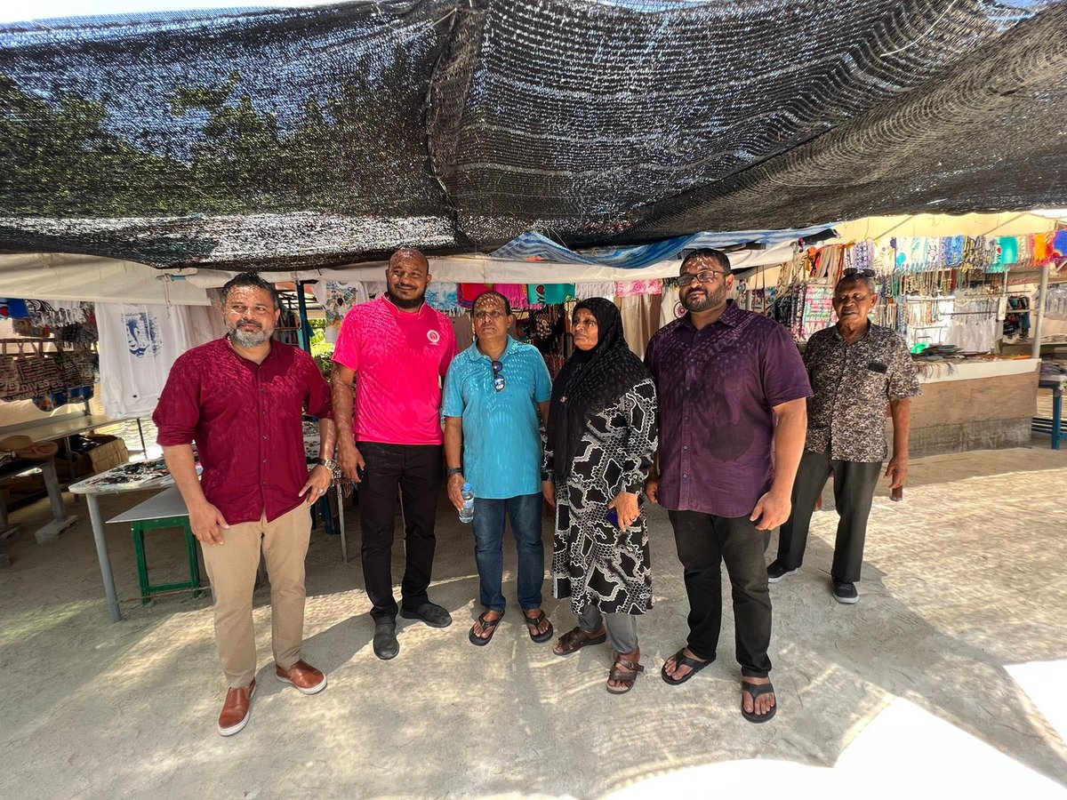 Azhartu's tweet photo. #HappsNow
K.Guraidhoo dhaairaage By-election ge PPM candidate Uz Hussain Riza adam ge campaign D2D K.Gulheega kuriyah dhanee.👏👏”
#VoteHussainRiza
#VoteCandidateNumber01✅”
#VoteRukah https://t.co/M9Vn14MjYF