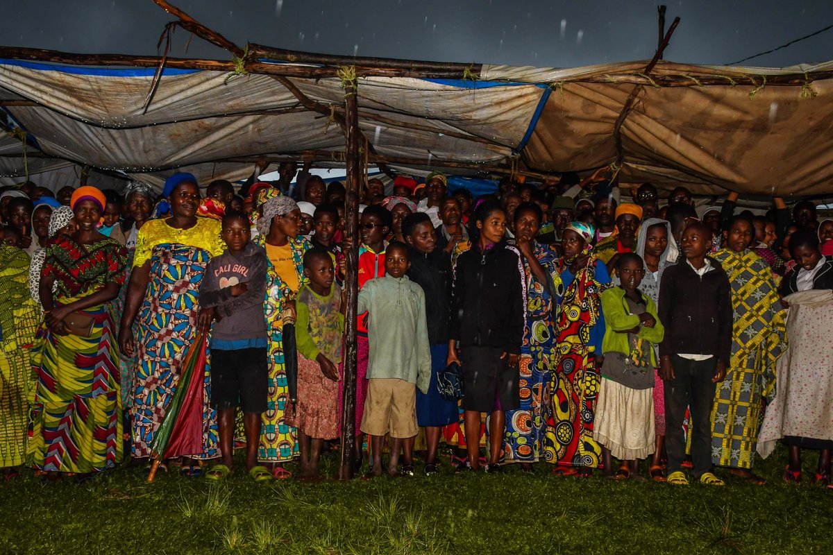 InkonaRyansoro's tweet photo. Le Secrétaire Général du #CnddFdd #R_Ndikuriyo poursuit sa visite dans toutes les zones des communes de #Gitega.Ce vendredi,il a visité les zones #Kavumu et #Mahwa de la commune #Ryansoro.@CnddFdd @GitegaVutura1 #Burundi 1/2 https://t.co/BAUv3NXzLu