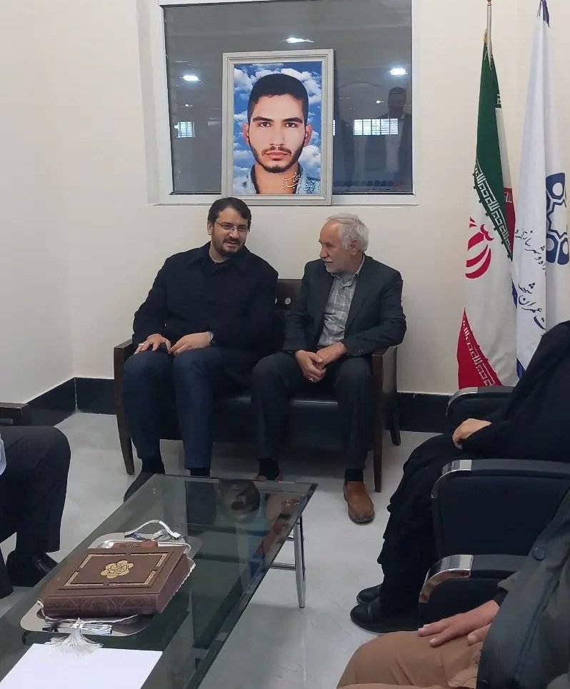 NR2OH's tweet photo. پدر عجمیان  هر روز توی یه وزارتخونه ست.هر روز کنار یه مسئول..انگار کشته شدن پسر قاتلش براش خوب نون و آبی داشته.. اینجا وزارت راه و شهرسازیه..به بهای کشته شدن بچه های ما اینها پاداش میگیرن. https://t.co/CLoFDhFISr