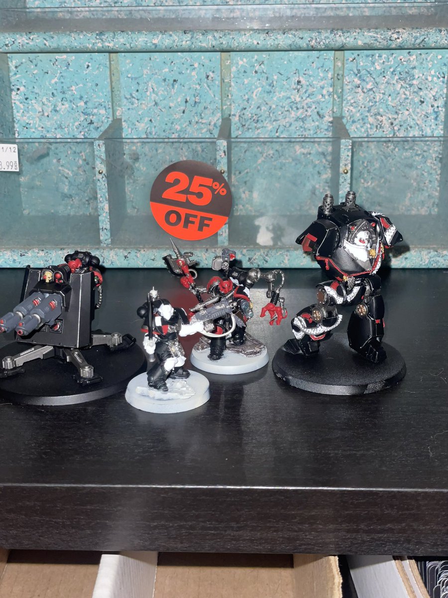 Velak_Paints's tweet photo. Painted a lot tonight of birds tonight, finished Contemptor (sans arms), Firestrike, and tech marine. Put paint down on the lieutenant. I’ll post separate pictures tomorrow. #warhammer40k #Ravenguard https://t.co/vw8gMjDH6E