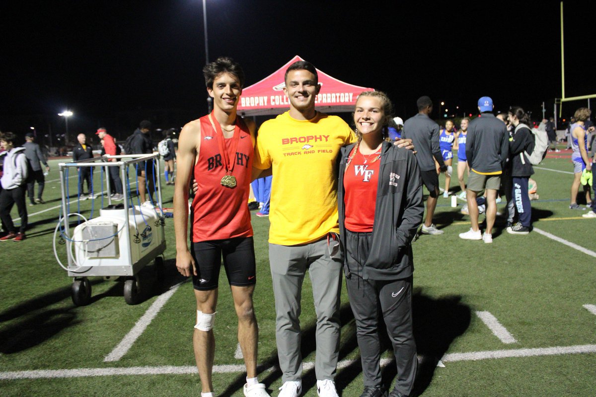 BrophySID's tweet photo. Thanks @DevonAllen13 for giving back to @BrophyAthletics and @bcpdistance. It was so cool to see so many young track athletes get to meet you today. https://t.co/GKK6Z13bFq