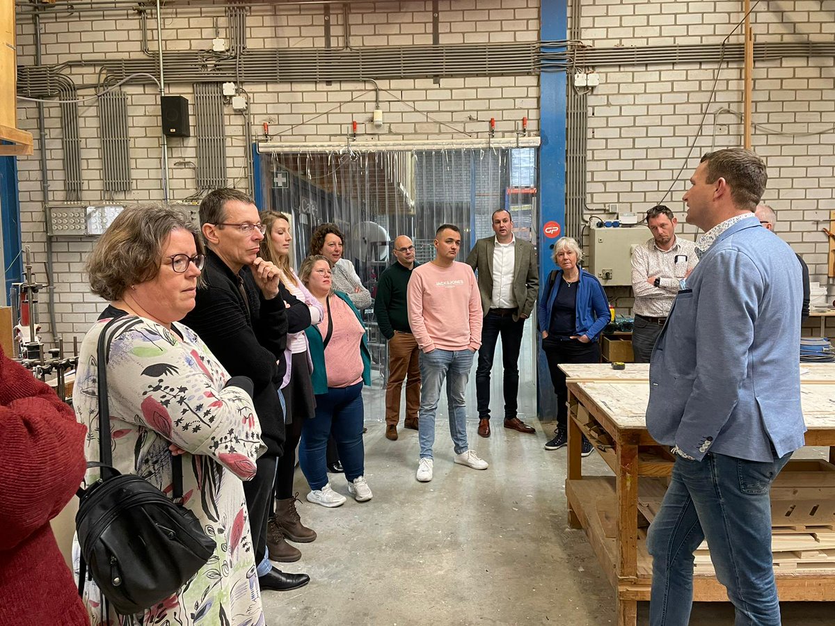 Gisteren met de raad op werkbezoek bij Vanderloo, evenementmakers. Winnaar van de ondernemersprijs Midden Holland. Een ontvangst waaruit duidelijk bleek hoe terecht dat is! Ook ons bezoek werd geheel in hun filosofie opgezet: 'makers van momenten'.