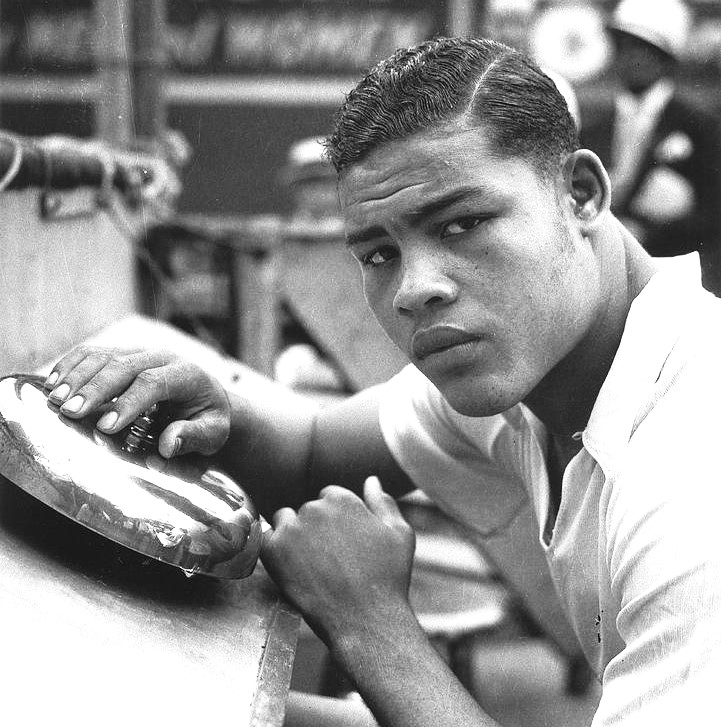 Boxing Archive on X: Newly crowned heavyweight champion Joe Louis on the  cover of Boxing News in 1937. #boxing #history  / X