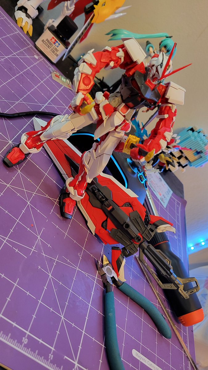 f1rend's tweet photo. Got the display stand done, got the katanas done, AND got the dope ass sword bow gun thing done about 10-12 hours 100% worth building haha #redastray #gundam #gunpla https://t.co/OqwXjVc8Y3