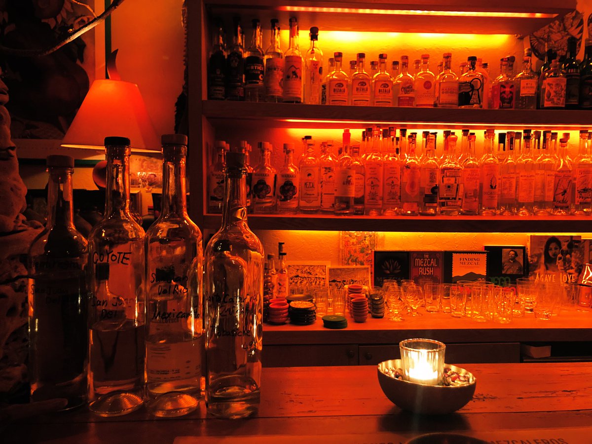 Fernando3rd's tweet photo. 都内ですげぇ本格的なメスカルBar見つけてしまった…🌵テキーラ飲めるところはあるけどここまで本格的にメスカル扱っているところは初めて。マスターとメヒコトークで盛り上がる… https://t.co/fzbFDaikS2