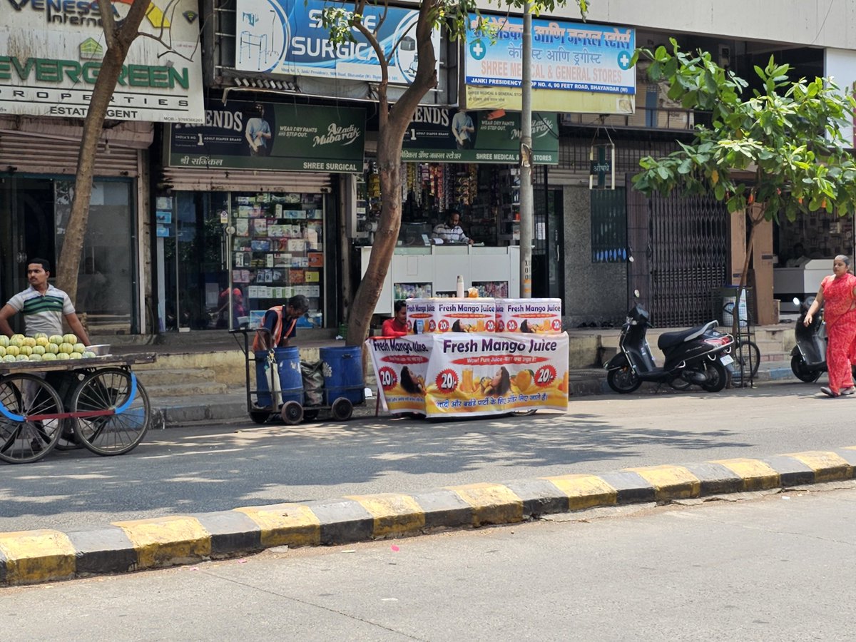 FactYadav's tweet photo. Who is allowing this illegal hawkers to sit here ??? Mr Shinde wants beautification of the city and hawkers are destroying it , Please remove them immediately @BhaindarMira @MiraBhyUpdates @DilipDholespeak @DhirajRMishra21 @Mirabhayander1 https://t.co/zM91bEAYZv