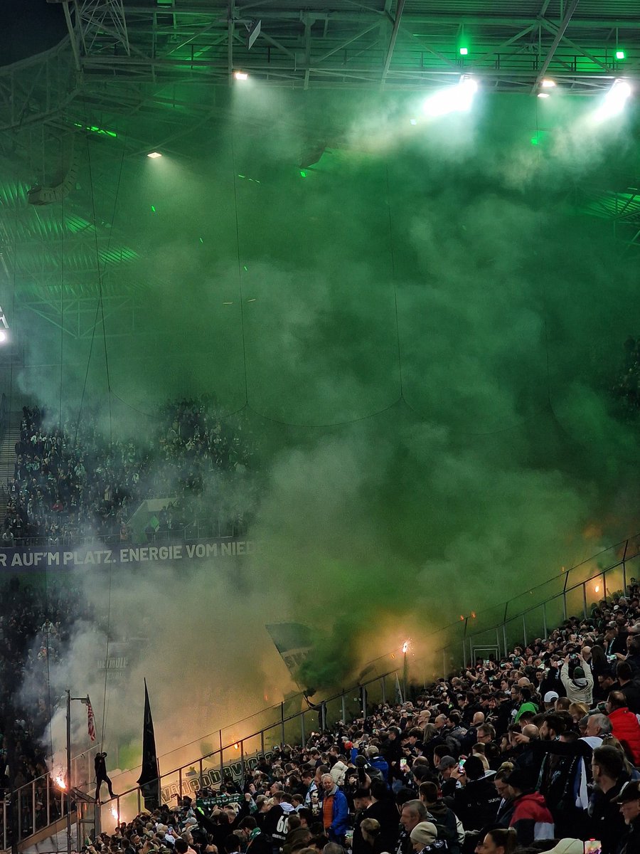 fanszenen_eu's tweet image. Gladbach vs Bremen 🔥 17.03.2023

🔥🧨🔥

#fanszeneneu #fanszene #bmgsvw #ultrasbremen #svwerder #werderbremen #borussiamönchengladbach #bundesliga #gästeblock #ultras #pyroshow #pyrotechnik #pyrotechnikistkeinverbrechen #nopyronoparty 

📸 LL1900BMG