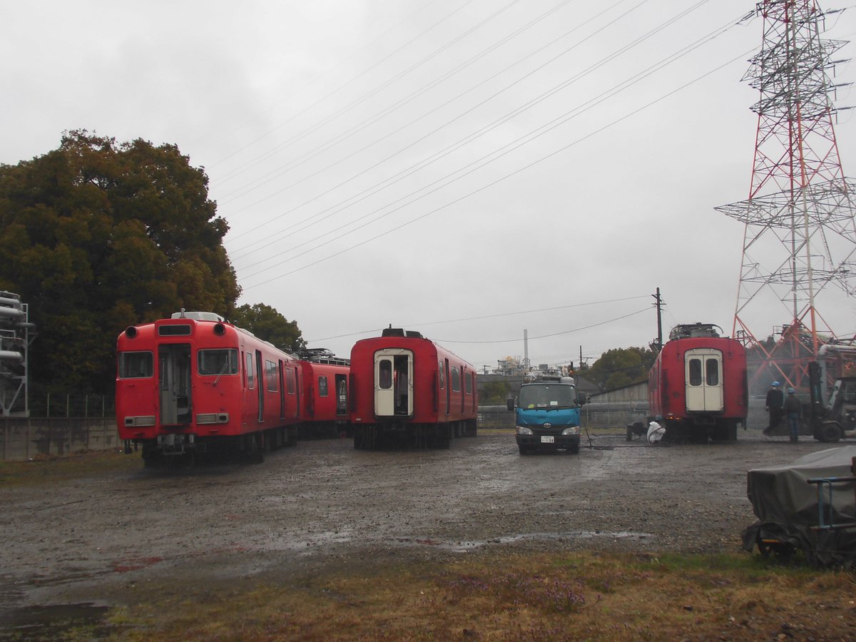 yuriyuri1380's tweet photo. 6002fの廃車を東名古屋港まで見てきました。解体の真っただ中で6202が解体されてました。
約47年間お疲れ様でした。
冷たい雨の中作業していた方々もお疲れ様です。
#6002F https://t.co/kVzMbSqyjq