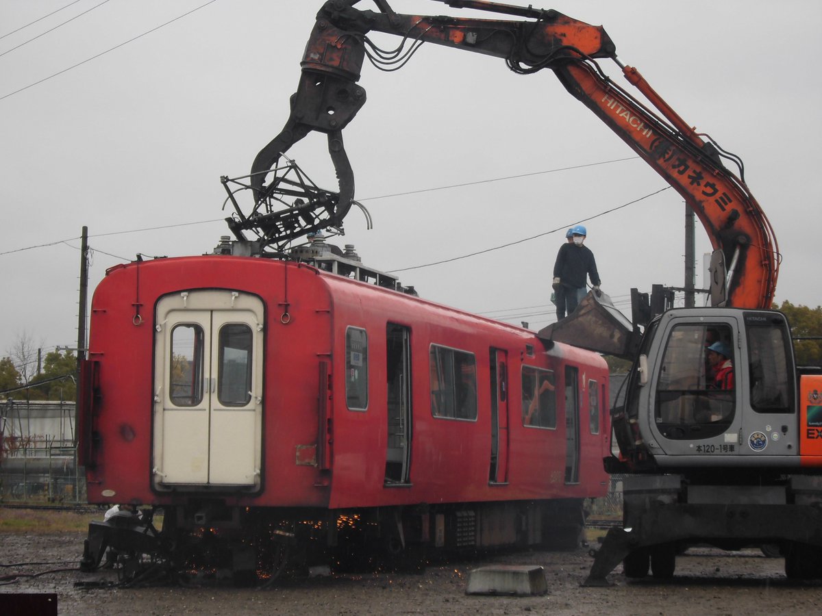 yuriyuri1380's tweet photo. 6002fの廃車を東名古屋港まで見てきました。解体の真っただ中で6202が解体されてました。
約47年間お疲れ様でした。
冷たい雨の中作業していた方々もお疲れ様です。
#6002F https://t.co/kVzMbSqyjq