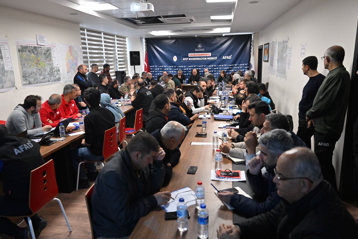 TC_icisleri's tweet photo. Bakanımız Sn. @suleymansoylu'nun başkanlığında Kahramanmaraş Afet Koordinasyon Merkezi'nde, Afet Koordinasyon ve Değerlendirme Toplantısı gerçekleştiriliyor https://t.co/UwSMd1UQZv