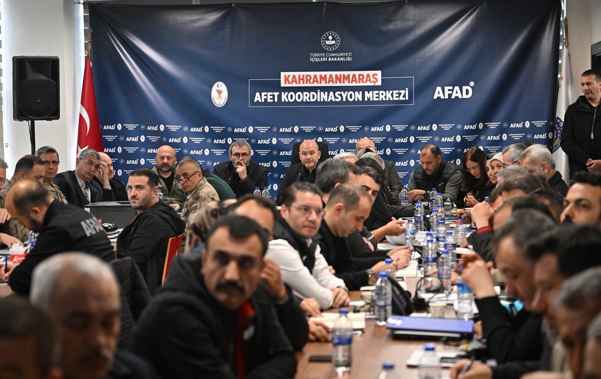 TC_icisleri's tweet photo. Bakanımız Sn. @suleymansoylu'nun başkanlığında Kahramanmaraş Afet Koordinasyon Merkezi'nde, Afet Koordinasyon ve Değerlendirme Toplantısı gerçekleştiriliyor https://t.co/UwSMd1UQZv